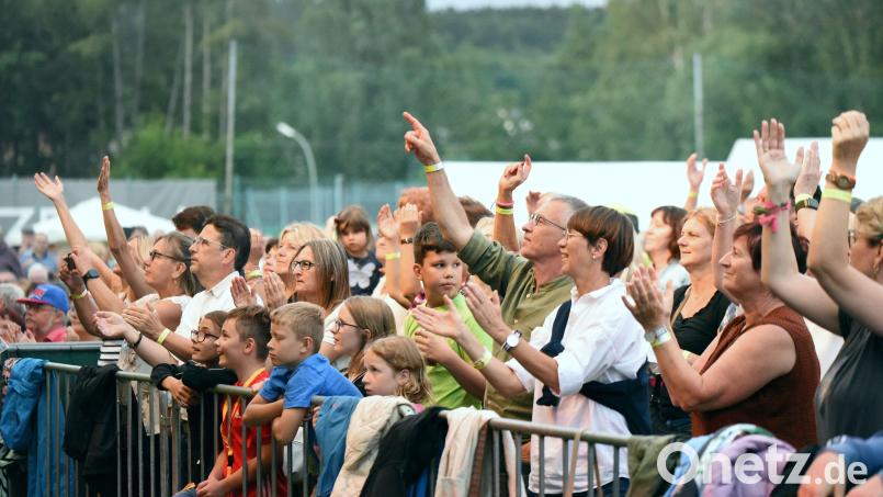 Die Mischung stimmt – auf der Tännesberger Festivalbühne und beim Publikum aus drei Generationen. Bild: Tobias Schwarzmeier