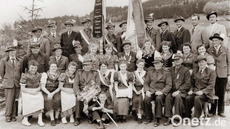 Die Schützengesellschaft Mehlmeisel war 1955 mit Festdamen zu Gast in Waldeck. Repro: Archiv Wiche/exb