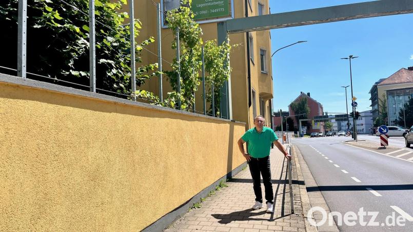Ibrahim Ilisik vor seinem Haus in der Nikolaistraße. Dort lässt er auf einer Mauer Wein wachsen, aus anhaltendem Ärger über die Stadt. Bild: Gabi Schönberger