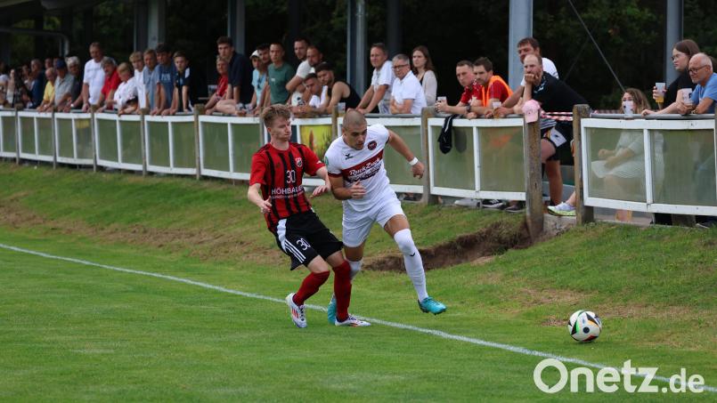 Johannes Gradl (links, Szene aus der Partie gegen Eggenfelden) und der SC Luhe-Wildenau verloren am Freitagabend beim FC Sturm Hauzenberg mit 0:2. Archivbild: Dieter Jäschke