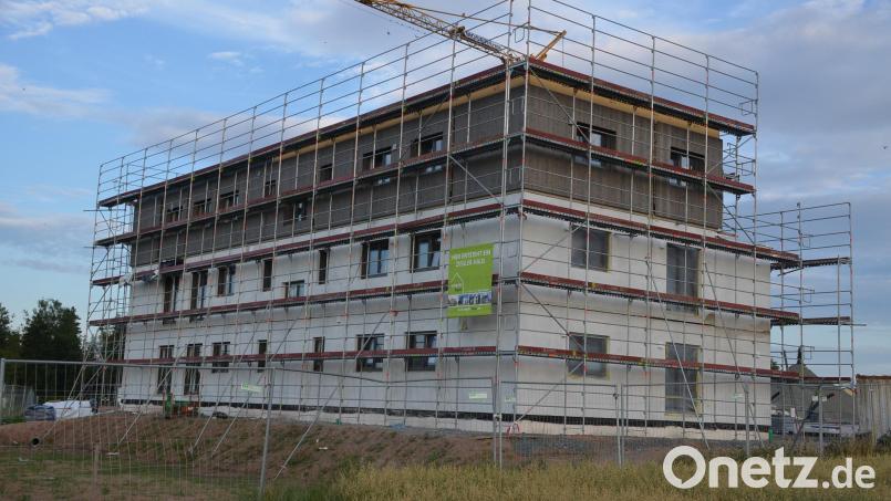 Das erste von insgesamt 14 Mehrfamilienhäusern im Wohnquartier der Ziegler-Group „Am Laibacher Weg“ in Speichersdorf steht. Durch vorgefertigte Holzmodule wurde das Gebäude innerhalb von acht Tagen zusammengebaut. Bild: ak