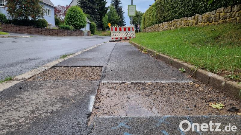 Das Bauamt Kemnath bemängelte die Arbeit der Firma Powerkom. Nach dem Einbau der Glasfaser fehlt an vielen Stellen noch eine Deckschicht in einigen Straßen- und Gehwegöffnungen – wie hier in der Wunsiedler Straße. Bild: kaz