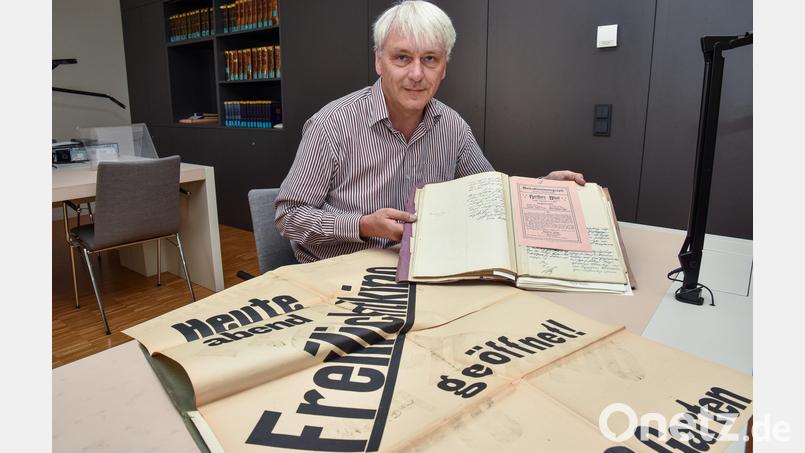 Stadtarchivar Andreas Erb hält im Stadtmuseum einen Vortrag über die Amberger Kinogeschichte. Dazu hat er etliche Unterlagen gesichtet und recherchiert. Bild: Stephan Huber