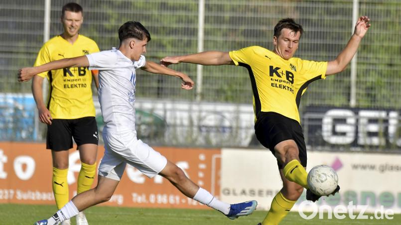 Der FC Amberg (rechts Ludwig Richthammer in der Partie gegen Deggendorf/1:0) empfängt am Samstag den FC Kosova Regensburg. Archivbild: Hubert Ziegler