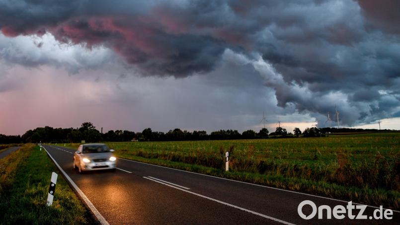 Sicher durchs Gewitter: Blitze können Autos und ihren Passagieren kaum etwas anhaben. Symbolbild: Patrick Pleul/dpa