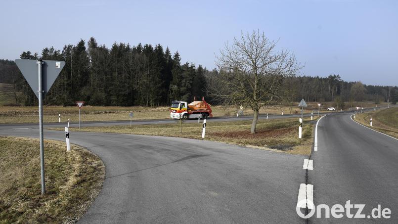 Einheimische haben an der Abzweigung von der AS30 in Richtung Aschach normalerweise keine Probleme. Auswärtige verwechseln aber gerne mal Haupt- und Nebenstraße. Bild: Petra Hartl