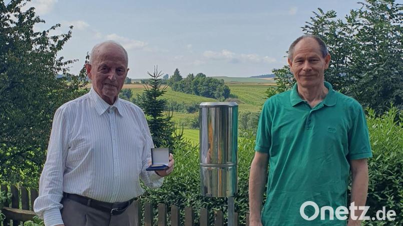 Helmut Riedel (links) freut sich gemeinsam mit Ulrich Beck über seine Auszeichnung. Bild: Deutscher Wetterdienst