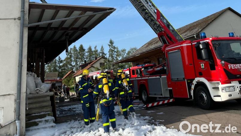 Nicht nur mit Wasser, auch mit Schaum wurde der Brand im Lagerhaus von Weidenthal gelöscht. Schadenshöhe und Ursache sind nun ein Fall für Gutachter. Bild: ihl