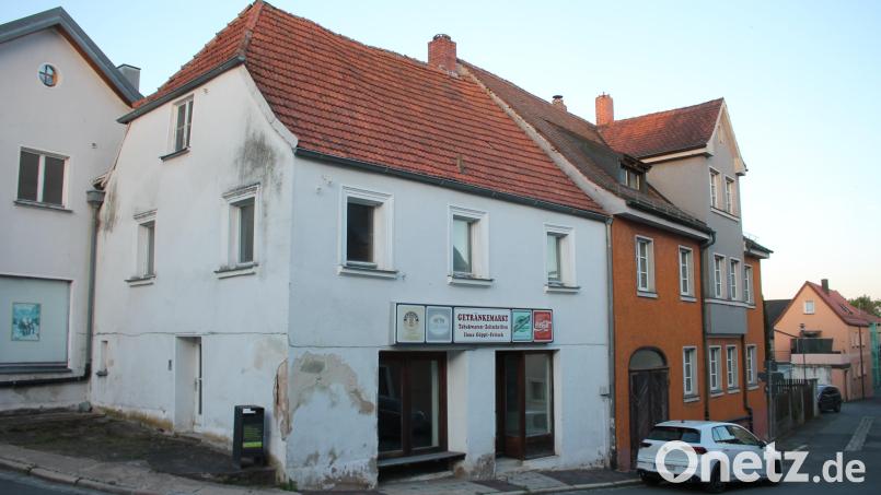 Das frühere Getränkemarkthaus und das repräsentative Rauch-Haus sollen als nächster Schritt der Stadtplatzplanung statischen Prüfungen unterzogen werden. Bild: bjp