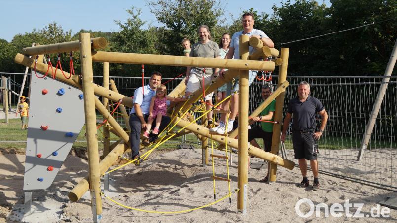 Der neue "Kletterknoten Koloss" gefällt den Kindern ebenso wie (von links) Bürgermeister Rudolf Teplitzky, Alexander Ried, Anna-Maria Schmauß, Thomas Teich, Kai Alesik und Hubert Hammerer. Bild: wel