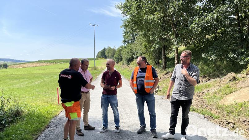 Fahrradfahrer können bald von Windischeschenbach bis Erbendorf komplett auf einem asphaltierten Weg fahren. Bis Ende August sollen alle dafür notwendigen Arbeiten abgeschlossen sein. Bild: Stadt Windischeschenbach/exb