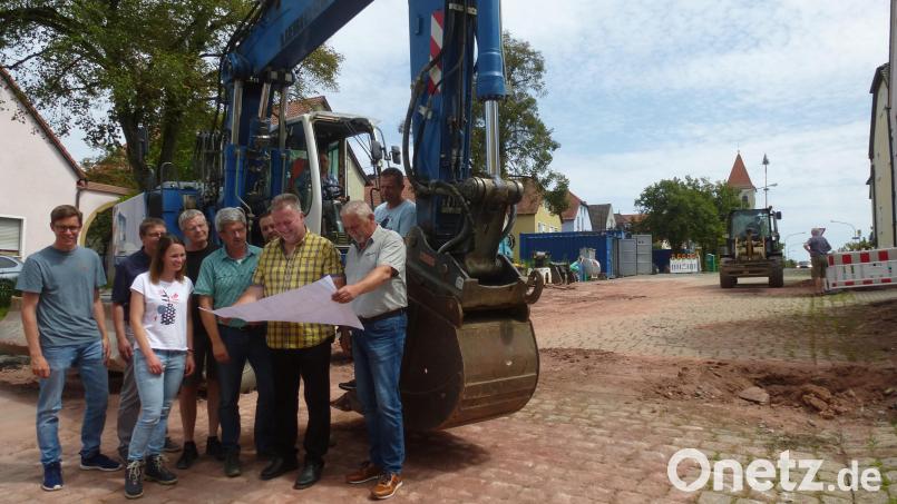 Nach dem Start der Dorferneuerung &quot;Marktplatz West&quot; besprechen die Vertreter der beteiligten Behörden , Planungsbüros , der Baufirma und Gemeinde die Maßnahmen. Bild: bk