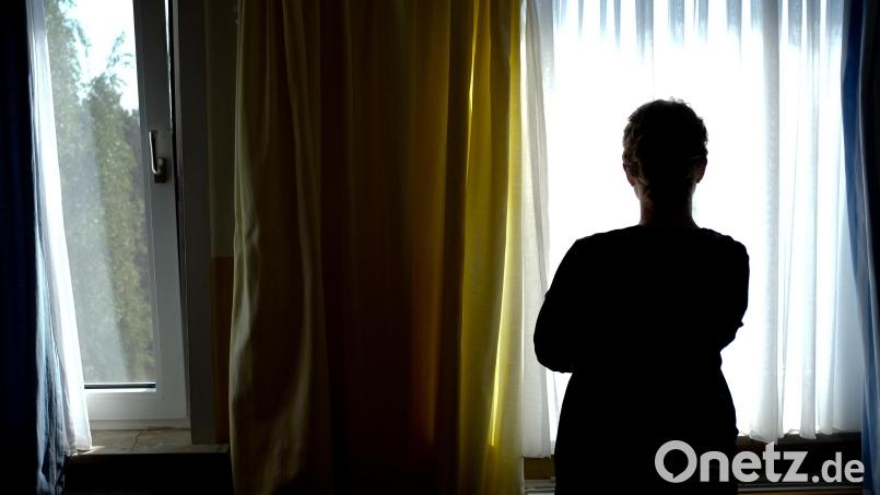 Bundesweit fehlen tausende sichere Plätze für Frauen, die von häuslicher Gewalt betroffen sind - auch in Weiden und Amberg sind die Frauenhäuser fast immer voll. Bild: Peter Steffen/dpa