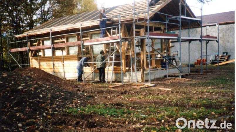 Ein Höhepunkt der Vereinsgeschichte: Der Bau der OWV-Hütte im Jahr 1994. Jetzt wurde sie saniert und für die Zukunft fit gemacht. Bild: Archiv OWV Wernberg