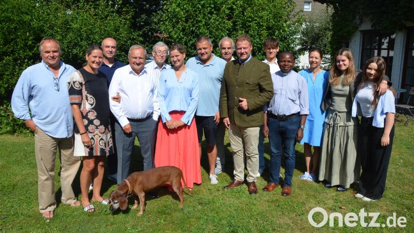 Dr. Lothar Bäumler (Vierter von links) feierte am Donnerstag seinen 85. Geburtstag. Mit im Bild seine Kinder, Enkel und weitere Verwandte samt Hund &quot;Wally&quot; sowie Pfarrvikar Luke Eze (Vierter von rechts) und Bürgermeister Stefan Grillmeier (Sechster von rechts). Bild: jr