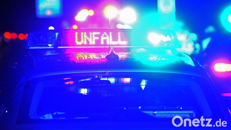 Nachdem eine 37-Jährige eine rote Ampel auf der Staatsstraße 2181 in Windischeschenbach übersehen hat, kam es zum Zusammenstoß mit einem anderen Auto. Symbolbild: Stefan Puchner/dpa