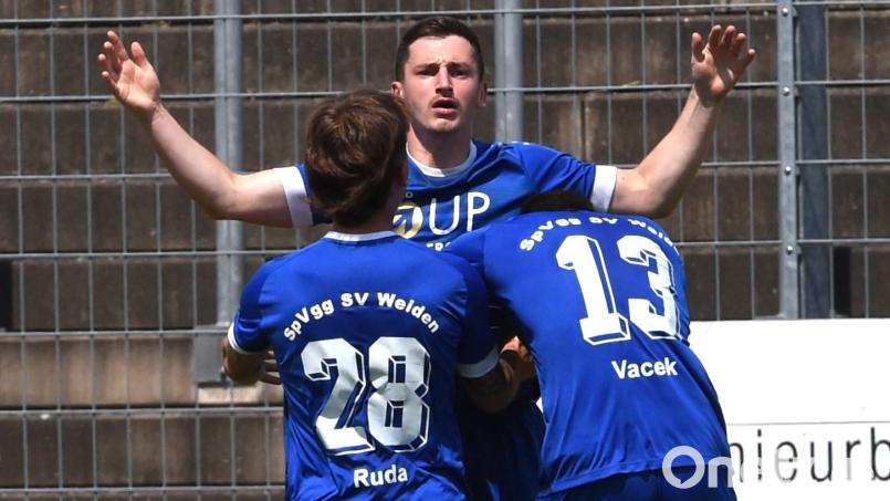 Patryk Bytomski (Mitte, Szene aus der Partie gegen Eichstätt) traf zum Ausgleich für die SpVgg SV Weiden beim SC Eltersdorf. Dies war bereits sein dritter Saisontreffer. Archivbild: G. Büttner