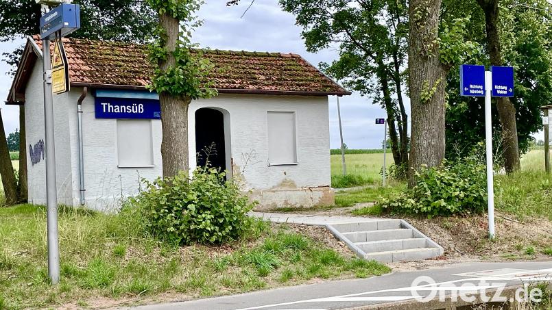 An der Haltestelle Thansüß entscheidet eine um zwölf Zentimeter zu geringe Bahnsteighöhe mit über die Stilllegung. Die Thansüßer wollen aber ihren Bahnhof nicht widerstandslos aufgeben. Bild: Gerhard Krones