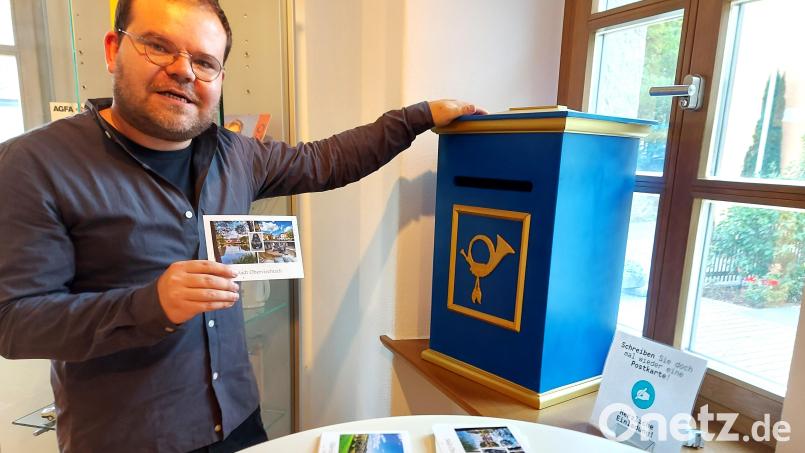 „Schreiben Sie doch mal wieder eine Postkarte“, rät Christoph Ahlemeyer und hält hierfür Karten, Marken und Postkasten bereit. Bild: lg