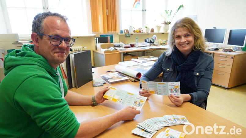 Rainer Seidel, hier mit Jugendamtsleiterin Sabine Konrad, bei der Präsentation des Kinderrechtepasses. Er soll helfen, vor sexualisierter Gewalt zu schützen. Archivbild: kaz