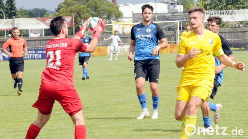Endstation Michael Schultes (links): Der Torhüter des SV Mitterteich war der sichere Rückhalt beim 3:0-Heimsieg gegen den SVG Steinachgrund. Bild: heh