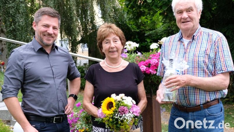 Zur Goldenen Hochzeit gratuliert Bürgermeister Peter Neumeier (links) dem Ehepaar Beslmeisl. Bild: mab