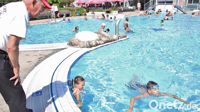 Wasserwacht-Mann Wolfgang Bernert passt am Wochenende im Freizeit- und Erholungszentrum Perschen nicht nur auf, dass nichts Schlimmes passiert, er gibt auch manchmal wertvolle Tipps für Schwimmanfänger. Bild: td
