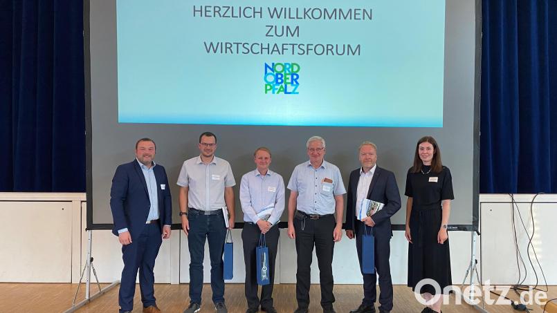 Die Initiatoren und Veranstalter des Wirtschaftsforums in Erbendorf: (von links) Anton Kunz (Leitung Kreisentwicklung und Wirtschaftsförderer), Matthias Koppmann (Institut für Energietechnik), Andreas Eder (Wirtschaftsförderung, Regierung der Oberpfalz), Bürgermeister Johannes Reger (Stadt Erbendorf), Rüdiger Laß (Förderbank Bayern) und Linda Wunderlich (Projektmanagerin Wirtschaftsförderung). Bild: Isabel Sommerer/Landratsamt Tirschenreuth/exb