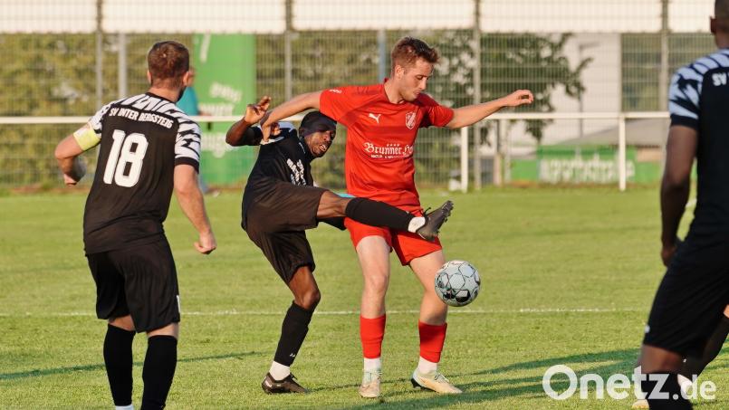 Daouda Barry (links) vom SV Inter Bergsteig Amberg hat seinen Gegner von der DJK Arnschwang im (Fuß-)Griff. Bild: ref