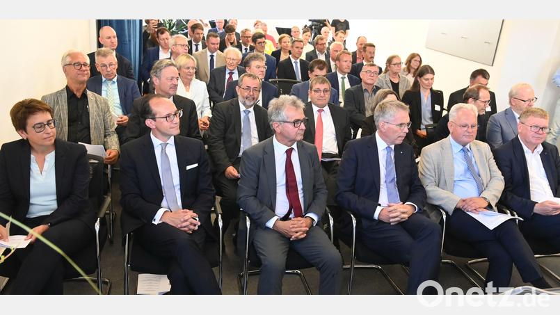 Hochrangig die Ehrengäste waren zur Feierstunde anlässlich des 25. Geburtstags des
IT-Servicezentrums der bayerischen Justiz in Amberg gekommen (vorne, von links): CSU-Bundestagsabgeordnete Susanne Hierl, Ingo Kindler, Direktor des Amberger IT-Servicezentrums, Ministerialdirigent Heinz Peter Mair, Ministerialdirektor Winfried Brechmann, OLG-Präsident Thomas Dickert und Oberbürgermeister Michael Cerny. Bild: gf