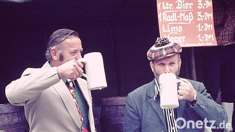 Vor 49 Jahren, am 31. August 1975, schlug die Geburtsstunde des Marktplatzfestes. Sepp Uschold (rechts), der Gründer des Musikzugs, hatte die Idee dazu, um mit dem Erlös die Reise des Musikzugs zur Steuben-Parade in New York zu finanzieren. Den Bieranstich bei der Premiere nahm Zweiter Bürgermeister Hans Dobmeyer (links) vor. Bild: u
