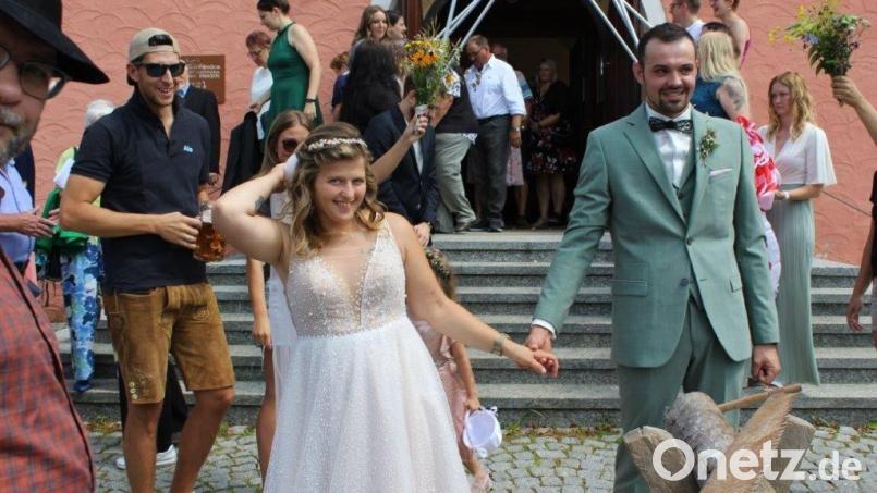 Das Brautpaar Darleen und Daniel beim Durchschreiten des Spaliers in Richtung Sägebock. Bild: sis