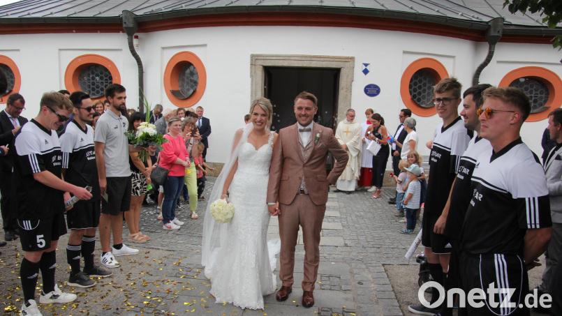 Die Fußballer der Kondrauer Sportfreunde erwarteten Lisa und Heiko Zeus nach der kirchlichen Trauung in der Kappl im Ehrenspalier. Bild: kro