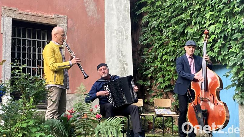 Das Klezmer Connection Trio aus Salzburg eröffnete am Freitagabend die diesjährigen Wurzer Sommerkonzerte. Bild: stg