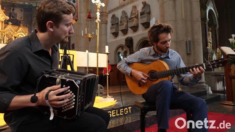 Nico Graz und Florian Kohlscheen gestalten die Mittagsandacht in der Josefskirche. Bild: Kunz