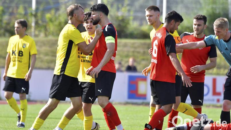 Rudelbildung Mitte der zweiten Halbzeit, als sich Noah Majdic (links) vom FC Amberg mit Rozart Burgaj (rechts am Boden) vom FC Kosova Regensburg nach einem harten Zweikampf anlegte. Beide Streithähne wurden von Schiedsrichter Oliver Barnert (Mitte) mit einer Zeitstrafe vom Feld geschickt. Bild: Hubert Ziegler