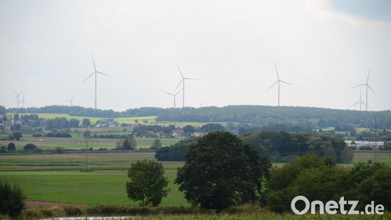 Hauptsächlich im Flötztal hat der Gemeindeverbund der vier Gemeinden im Kemnather Land größere Vorrangflächen für die Nutzung der Windkraft an den Regionalen Planungsverband gemeldet. Dort sind Anlagen bis zu einer Höhe von 260 Meter möglich. Das Bild zeigt Anlagen zwischen Speichersdorf und Creußen. Bild: ak