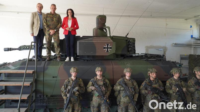 Auf dem modernen Schützenpanzer &quot;Puma&quot;: MdL Alexander Flierl, Oberstleutnant Ralf Georgi und MdB Martina Englhardt-Kopf. Bild: Fabian Borkner /exb