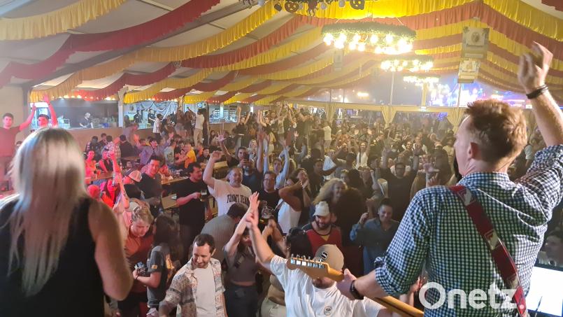 Die Band "Members" sorgten für Stimmung im Festzelt. Bild: sne