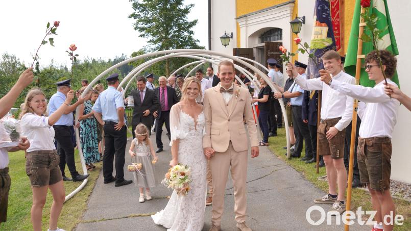 Franziska und Markus Hösl nach der Trauung am Kirchenportal der Söllitzer Wallfahrtskirche. Bild: fvo