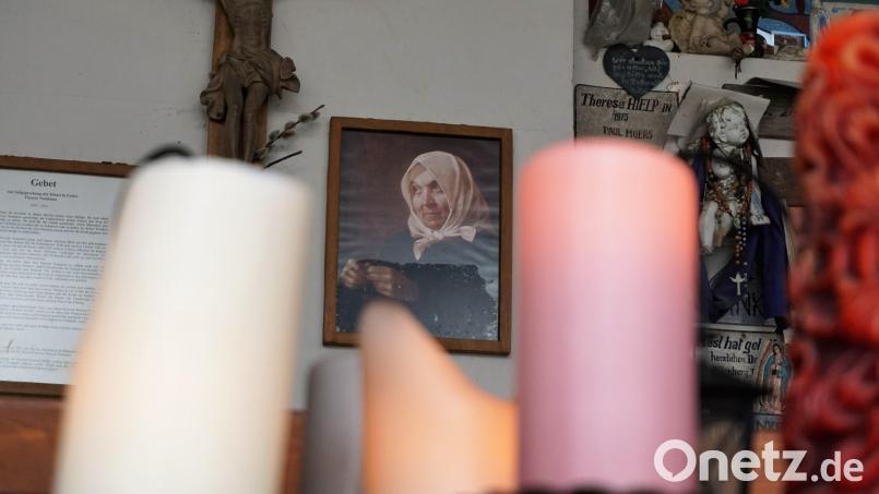 Die Resl wird auch heute noch von vielen Menschen verehrt. Hier ein Bild von ihr in der Votivtafelkapelle auf dem Konnersreuther Friedhof. Archivbild: jut