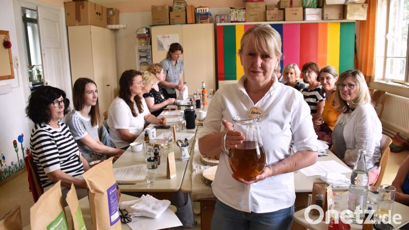 Heike Trottmann hat unterschiedliche Kräutertees aufgekocht, die abgekühlt als Tinkturen und Gesichtswasser dienen. Bild: ubb