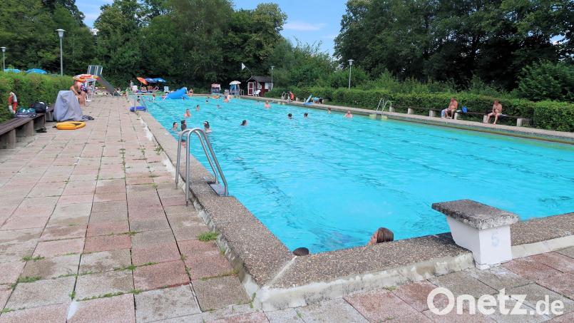 Schlechtes Wetter zu Beginn der Freibadsaison verursachte im Schwimmbad Friedenfels höhere Energiekosten. Dazu gab es jetzt eine leidenschaftliche Debatte im Gemeinderat. Bild: bsc