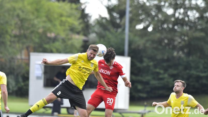 Der SV Hahnbach (gelbe Trikots) verlor im vergangenen Jahr gegen die Würzburger Kickers mit 0:4. Am Dienstagabend ist mit der SpVgg Ansbach wieder ein Regionalligist in der ersten BFV-Pokalrunde beim SV zu Gast. Archivbild: Hubert Ziegler