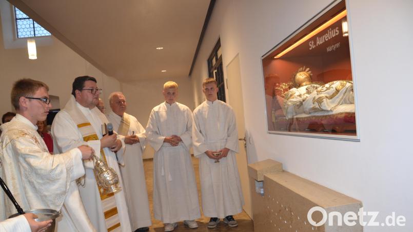 Der Heilige Aurelius erhält nach der Restaurierung auf seinem neuen Platz den Segen durch Neupriester Michael Steinhilber im Beisein von Pfarrer Udo Klösel, Professor Dr. Alfred Egid Hierold und Diakon Herbert Sturm und den Ministranten bei der Nachprimiz. Bild: gi