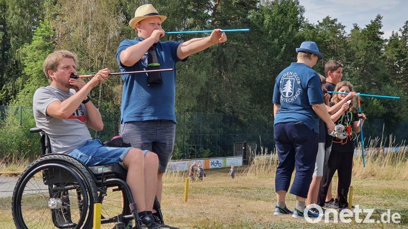 Der Mann in Rollstuhl steht seinem Gegner beim Blasrohschießen in nichts nach. Bild: Bogenclub Oberviechtach