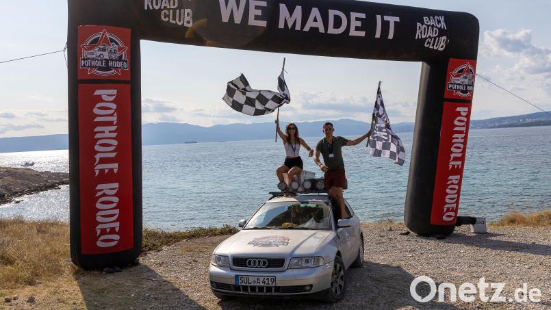 Geschafft: Nach zwölf Tagen und 4500 Kilometern über Schotterpisten, Waldwege und Bergpässe sind Vanessa Aulinger und Fabian Schötz am 25. Juli im Ziel auf der Insel Krk in Kroatien angekommen. Von 138 Teams haben das &quot;Pothole Rodeo&quot; 110 Teams geschafft. Bild: BackRoadClub/exb