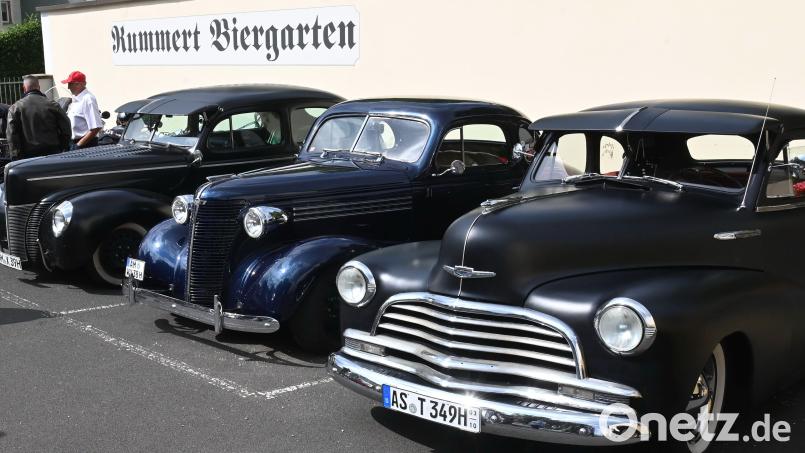 Die Flotte der schwarzen „Gangster-Limousinen“ im Kummert-Biergarten. Bild: gf
