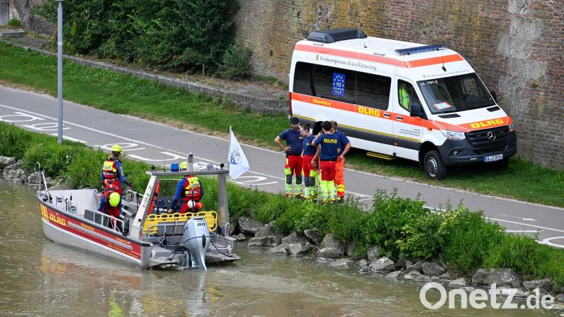 Einsatzkräfte suchten drei Tage lang auf der Donau nach dem Vermissten. Bild: Marius Bulling/dpa