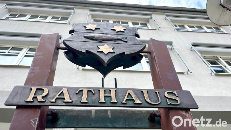 Im großen Sitzungssaal des Rathauses von Windischeschenbach stimmt der Stadtrat über Anträge ab. Zukünftig muss das Ergebnis jedoch anders protokolliert werden. Bild: Gabi Schönberger